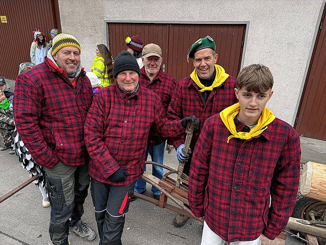 Bild 32: Katzenzunft und zahlreiche Gäste feiern im Dorf