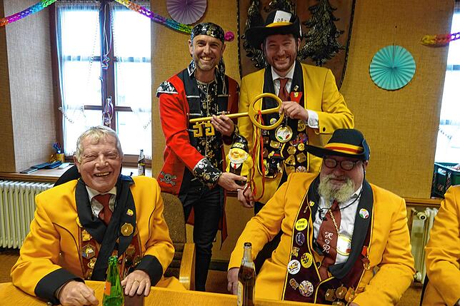 Schlüsselübergabe mit (von links) Roland Lauber, Bürgermeister Mike Biehler, David Keck und Thomas Starkhöfer. Bilder: Peter Schütz