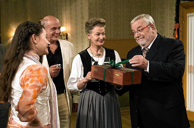 Die Schauspieler Julia Obst (v.l.), Thomas Meinhardt, Ursula Cantieni und Wolfgang Hepp in Folge 700.