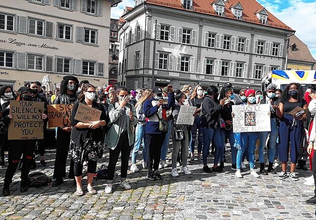 Über 1000 Menschen demonstrierten am Samstag am Münsterplatz gegen Rassismus.