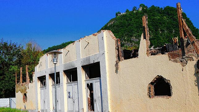 Die Brandruine unter dem Hohentwiel: Noch in diesem Jahr soll der Gemeinderat den Grundsatzbeschluss zum Wiederaufbau der Scheffelhalle ...