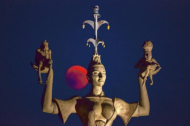Beim Blutmond in diesem Sommer besuchten viele Gäste und Einheimische das beliebteste Konstanzer Fotomotiv &ndash; auch Fotograf Achim ...