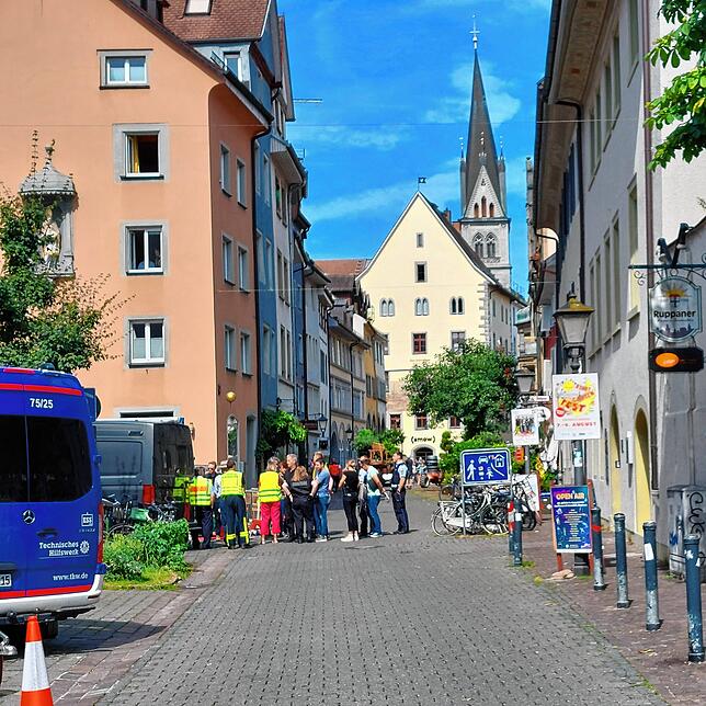 Am Freitagvormittag, 26. Juli, stehen in der Zollernstraße einige Einsatzkräfte zusammen und besprechen das weitere Vorgehen. Wie geht ...