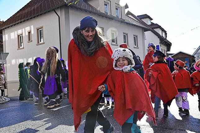 Bild 2: St. Georgen feiert Fasnacht: Kinderumzug mit Elfen, Piraten & Schneemännern – die besten Fotos!