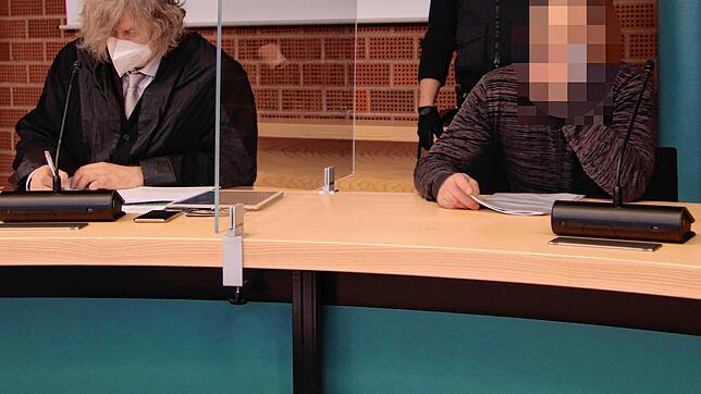 Rechtsanwalt Gerhard Zahner (links) und sein Mandant Michael K. im Konstanzer Landgericht.Der Angeklagte