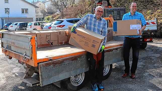 Mönchweilers Bürgermeister Rudolf Fluck (links) bringt die gepackten Kartons selbst nach Unterkirnach, wo sein Amtskollege Andreas Braun ...