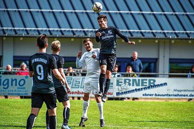 Bild 13: SV Waldhaus besiegt den SV Rheintal glatt mit 4:0 &ndash; und wir haben Bilder!