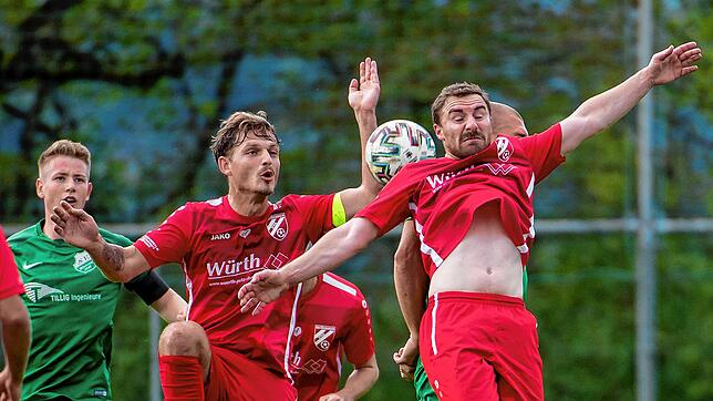 Gefordert: Patrick Budde (Mitte) und Dennis Dercho (rechts) sind mit der Spvgg. Wutöschingen am Freitagabend im Derby gegen den VfR ...