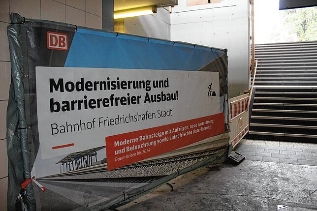 Dort, wo einst der einzige Aufzug des Bahnhofs in Friedrichshafen war, um in die Unterführung zu kommen, ist nun Baustelle. Einen Ersatz ...