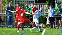 Abschied mit Ligaverbleib: Mario Rittwag (rechts, gegen Adrian Mouttet) bereitete das 3:1 durch Jens Murawski vor und freut sich, dass ...