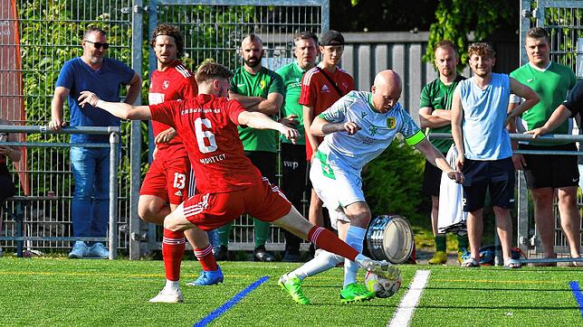 Abschied mit Ligaverbleib: Mario Rittwag (rechts, gegen Adrian Mouttet) bereitete das 3:1 durch Jens Murawski vor und freut sich, dass ...