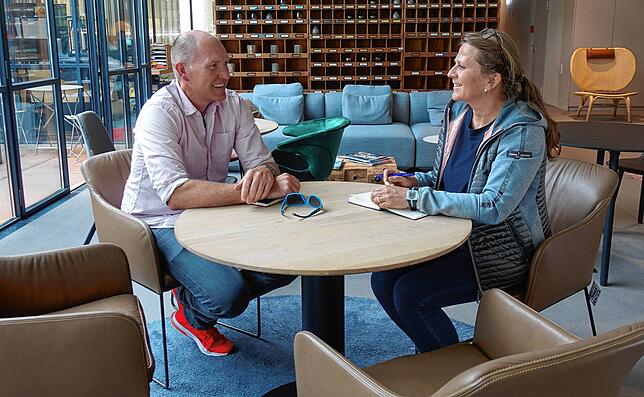 Bernd Reutemann, auf diesem Archivbild im Gespräch mit SÜDKURIER-Mitarbeiterin Gabriele Münzer, betrieb bis Herbst 2017 gemeinsam mit ...