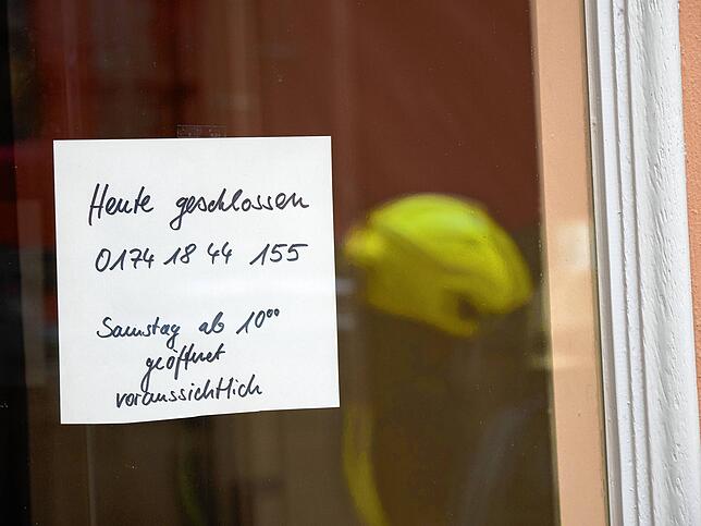 Bild 26: Die dritte Nacht des Konstanzer Großbrands: Immer wieder muss die Feuerwehr ran
