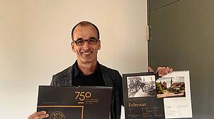 Der Jubiläumskalender, den Bürgermeister Jörg Frey erfreut präsentiert, ist ab Sonntag in den Schonacher Einzelhandelsgeschäften ...