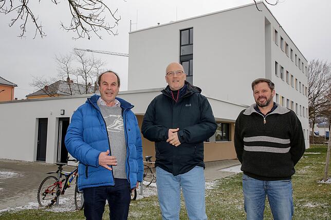 Sie setzen sich für Obdachlose in Singen ein: Die Sozialarbeiter Andreas Friedmann und Bruno Frese zusammen mit Hausmeister Alexander ...