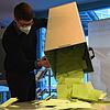 Im Stockacher Rathaus: Johannes Waldschütz leert die Wahlurne aus.