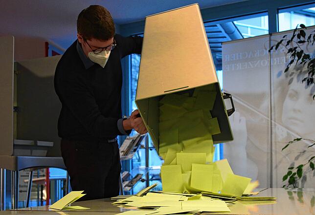Im Stockacher Rathaus: Johannes Waldschütz leert die Wahlurne aus.