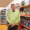 Sie versprechen sich in den kommenden Wochen ein gutes Geschäft: Gerhard Werb (Inhaber des Haushalts- und Spielwarenladen Thedy), Simone ...
