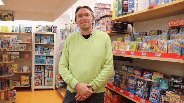 Sie versprechen sich in den kommenden Wochen ein gutes Geschäft: Gerhard Werb (Inhaber des Haushalts- und Spielwarenladen Thedy), Simone ...