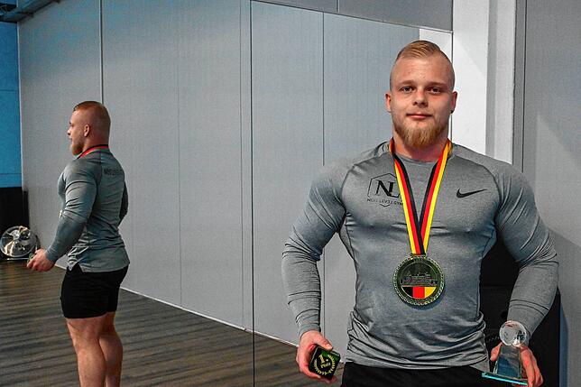 Florian Bamberg mit der Goldmedaille als Deutscher Meister und dem Weltmeisterpokal