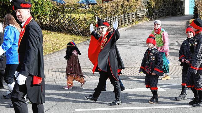 Bild 12: Seenarrentreffen in Dettingen: Auf dem Dorfplatz steht jetzt der Narrenbaum