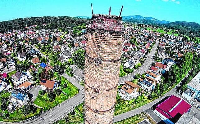 Aus der Vogelperspektive im 2016: Mit einer Drohne haben die Eigentümer den 110 Jahre alten Fabrikschornstein abfliegen lassen, ehe der ...