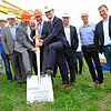 Mit einem Riesenspaten legten sich Oberbürgermeister Jan Zeitler (Mitte) und die beiden BGÜ-Geschäftsführer Andreas Huther (links) und ...