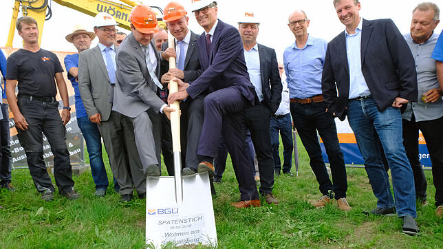 Mit einem Riesenspaten legten sich Oberbürgermeister Jan Zeitler (Mitte) und die beiden BGÜ-Geschäftsführer Andreas Huther (links) und ...