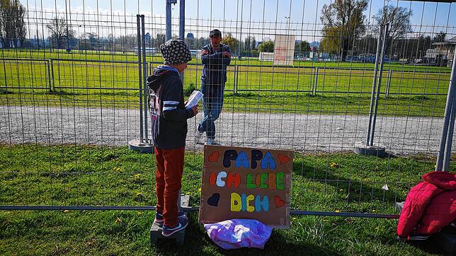 Einer von vielen emotionalen Momenten, die sich am Osterwochenende am Grenzzaun abspielten: Tetje freut sich, Vater Heiko zu sehen. ...