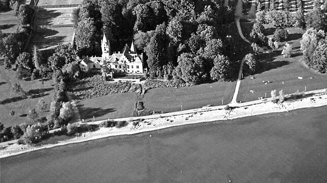 1988: Endlich gibt es eine Promenade. In der Bildmitte links das Schloss Seeheim, die frühere Villa Scholz, rechts oben das Bodenseestadion.