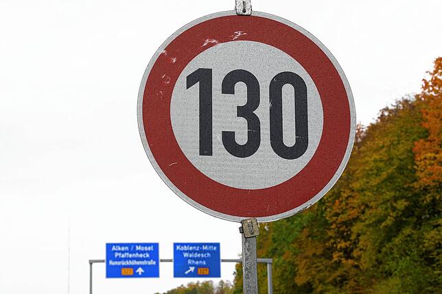 Tempo-130-Schild auf der Autobahn A61 bei Waldesch.