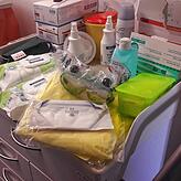 Der zum Zimmer gehörige Pflegewagen ist speziell für die Erfordernisse isolierter Patienten ausgerüstet und enthält auch Schutzkleidung ...