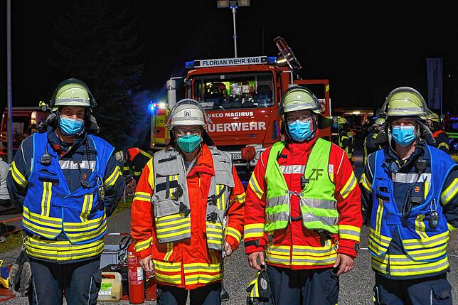 Teamleistung: Um die vierzig Feuerwehrleute und acht Helfer vom DRK nahmen unter der Leitung von Gruppenführer Patrick Te Kamp, ...