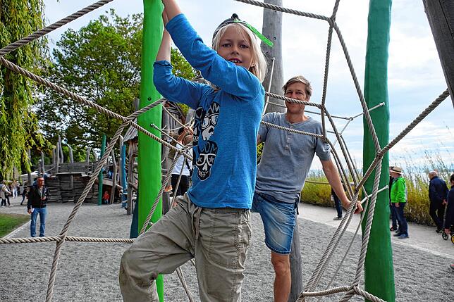 Stefan Brückmann und sein Sohn Alexander freuen sich schon auf den nächsten Sommer: Denn der Uferpark und die Klettergerüste bleiben ...