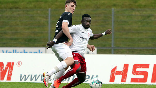 Der SC Pfullendorf (rechts Samuel Peter) musste sich gegen den FC 08 Villingen II (Kevin Laatsch) geschlagen geben.