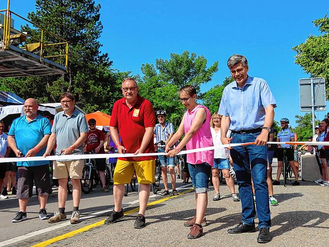 Edgar Müller und Didi Schärer vom Gemeidnerat Eiken, Gerhard Zumsteg als Präsident des Slowup Hochrhein, die Aargauer ...