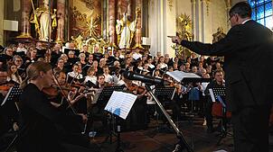 Der Kirchenchor Mariä Himmelfahrt, ein Solistenensemble und das Orchester Ad hoc unter der Leitung von Oliver Schwarz-Roosmann führen ...
