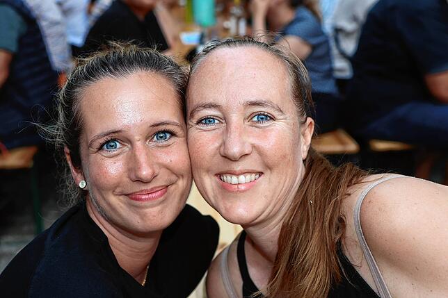 Bild 23: Hier ist was los! Die Besucher schlendern beim Seenachtfest 2023 über die Hafenmeile