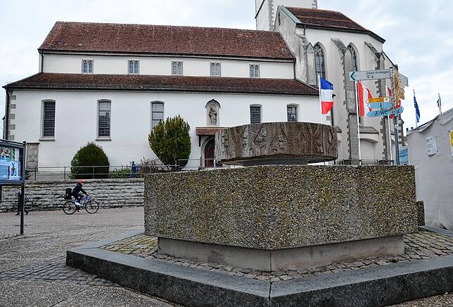 So sah der alte Rathausbrunnen aus: Klassische, mit Wasser gefüllte Steinquader. Der Brunnen, der auch baufällig war, ist inzwischen ...