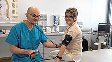 Der Internist Jonas Korsakas misst seiner Patientin Gisela Niedermann den Blutdruck. Sie hat am Telemonitoring-Projekt teilgenommen.