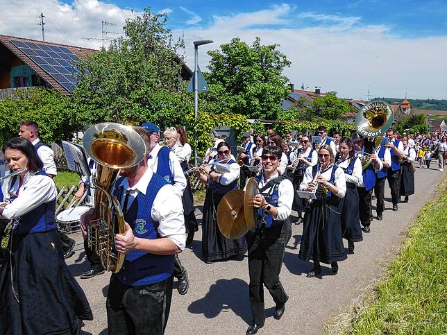 Die Trachtenkapelle Buch hatte am Festsonntag mit Frühschoppenkonzert, Umzug und Teilnahme am Gesamtchor gleich mehrere Verpflichtungen.