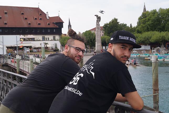 Yasin (rechts) und Lupo vor dem Konzil.