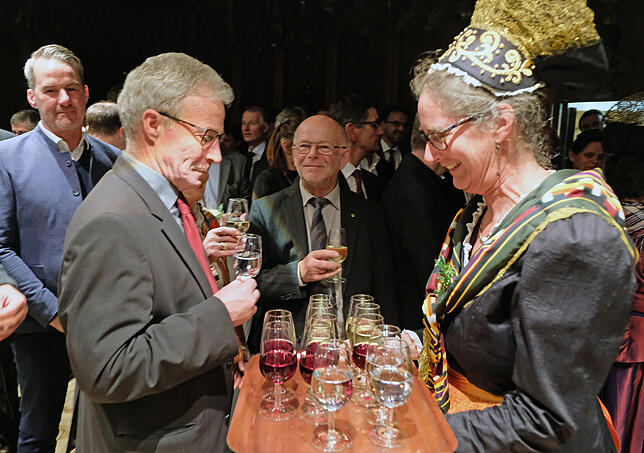 Für die Überlinger Trachten kredenzt Eva Bolter den Gästen Getränke. Hubert Rauch, Ortsvorsitzender des BLHV, scheint sich seiner Sache ...