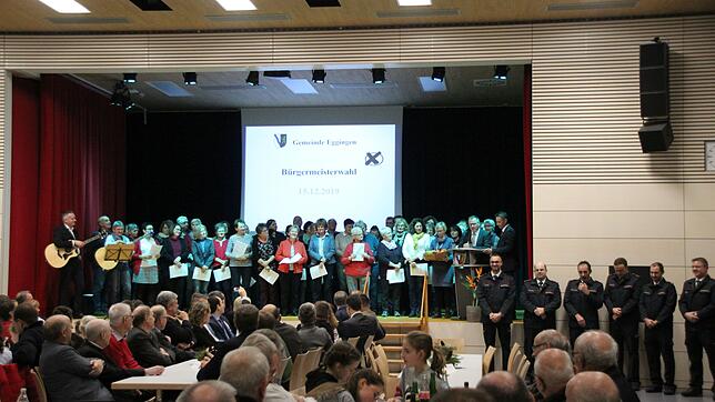Sämtliche Dorfvereine und die Feuerwehr standen gestern Abend in der Halle bereit, um ihrem alten und neuen Bürgermeister zu seinem ...