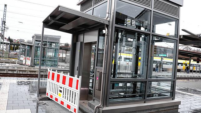 Absperrungen statt elektrisch betriebene Fahrt: Am Bahnhof Donaueschingen sind alle drei Aufzüge, die Bahnfahrer barrierefrei zwischen ...