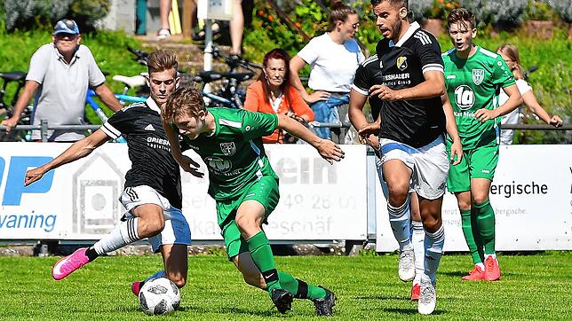 Großer Einsatz: Der Laufenburger Emanuel Esser (links) war in der Partie beim FC Freiburg-St. Georgen einer der Aktivposten seiner ...