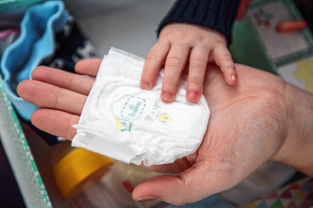 Eine Windel so groß wie ein 5-Euro-Schein. Erinnerungen an die Zeit auf der Frühchen-Intensivstation bewahrt die Familie in einer ...