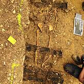 18.8.22 Bei einem der in den vergangenen Wochen entdeckten Gräber wurden Holzteile gefunden.