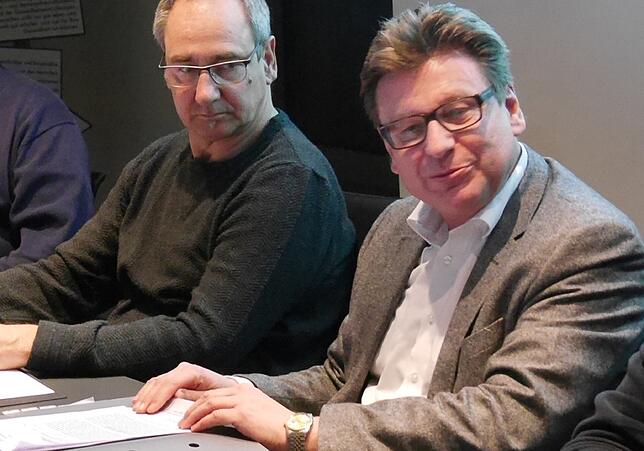 Gailingens Bürgermeister Thomas Auer (rechts) freut sich über die Förderzusage. Mit am Tisch Rechnungsamtsleiter Dieter Rihm.