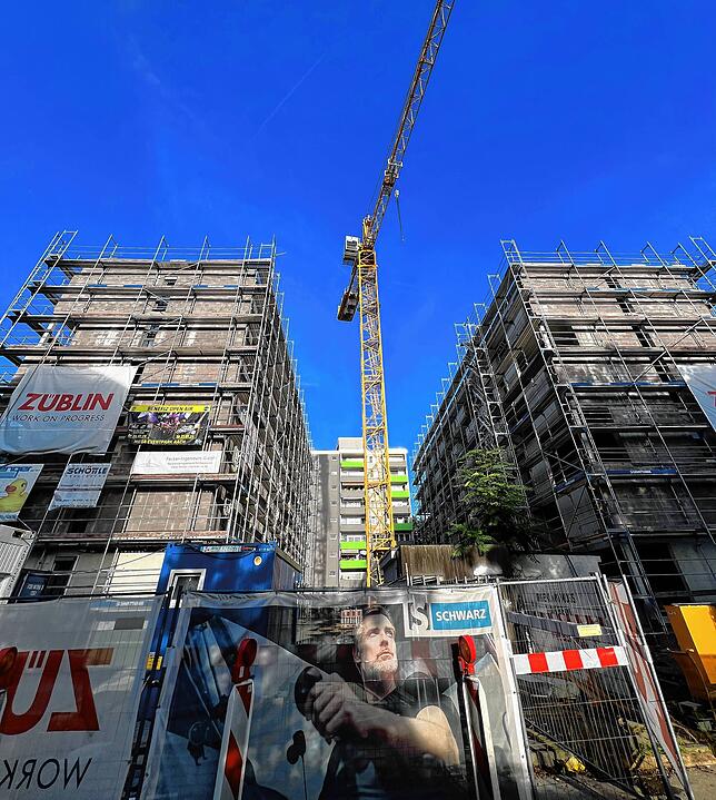 Die zwei identischen Gebäude A (rechts) und B sind sechs Stockwerke hoch und werden 48 Wohnungen beinhalten.